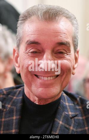 10 novembre 2023, Berlino: Michel Friedman, pubblicista, partecipa al "mai più" è ora! - Leggendo al Deutsches Theater. I testi contro l'antisemitismo di autori famosi saranno letti. Foto: Jens Kalaene/dpa Foto Stock