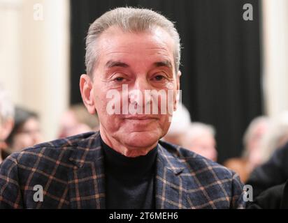 10 novembre 2023, Berlino: Michel Friedman, pubblicista, partecipa al "mai più" è ora! - Leggendo al Deutsches Theater. I testi contro l'antisemitismo di autori famosi saranno letti. Foto: Jens Kalaene/dpa Foto Stock