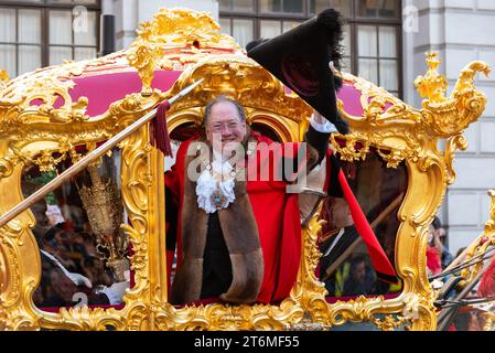 Poultry, Londra, Regno Unito. 11 novembre 2023. Lo spettacolo del Lord Mayor ha più di 800 anni e in tempi moderni è composto da migliaia di partecipanti. Il 695° Lord Mayor di Londra è l'Alderman Michael Mainelli del Broad Street Ward che si è Unito alla parata nel Gold State Coach Foto Stock