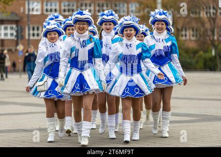 11 novembre 2023, Brandeburgo, Cottbus: Gli sciocchi dell'Associazione Carnevale Cottbus arrivano in formazione chiusa al punto d'incontro per l'assalto simbolico del municipio, dove gli sciocchi Cottbus prendono le chiavi della città all'inizio della quinta stagione. Foto: Frank Hammerschmidt/dpa Foto Stock