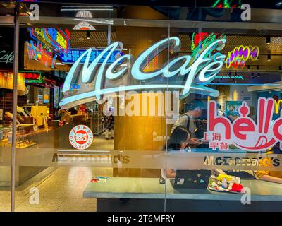 Shanghai, Cina, quartiere degli affari, insegna, davanti al McDonald's Fast Food Restaurant, GOME (filiale che cambia sede) Centro città 'McCafe' china Capitalism Foto Stock