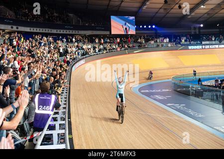 Katie Archibald UK festeggia dopo la sua vittoria nell'eliminazione femminile della UCI Track League London Round 4, 10 novembre Foto Stock