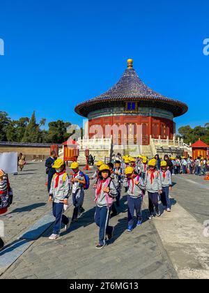 Pechino, Cina, grande folla, cinese, bambini, studenti, turisti, visite al Palazzo d'Inverno, bambini in uniformi scolastiche che camminano con gli insegnanti, la cina vecchia Foto Stock