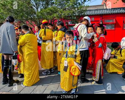 Pechino, Cina, grande folla, popolo cinese, bambini, turisti, visita alla città Proibita, giovane ragazzo con costumi tradizionali di seta gialla, ritratti, Foto Stock