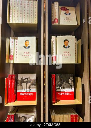 Pechino, Cina, dettaglio, Books on display, grande magazzino francese "Galeries Lafayette " libreria cinese, presidente Xi libro "Xi Jinping's Thoughts on a well-off Society" Foto Stock