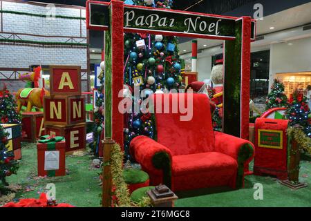 MARILIA, São PAOLO, BRASILE - 7 dicembre 2021: La sedia di Babbo Natale con la casella postale di Babbo Natale accanto ad essa in un centro commerciale in Brasile, Sud America, Babbo Natale c Foto Stock