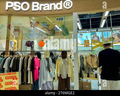 Shanghai, Cina, People Shopping, negozio di abbigliamento locale, marchio PSO, "Xiantiandi Style" Modern Retail, Commercial Center, Shopping Mall, china Capitalism Foto Stock