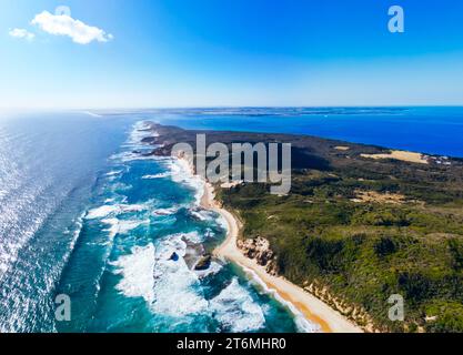 Una ripresa aerea della Penisola di Mornington verso Point Nepean e Port Phillip Bay a Victoria, Australia Foto Stock