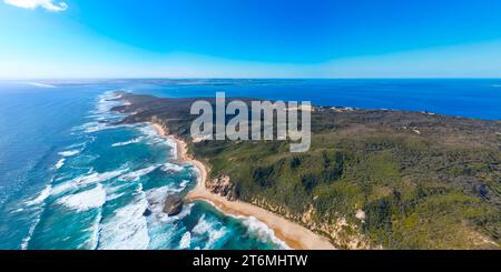 Una ripresa aerea della Penisola di Mornington verso Point Nepean e Port Phillip Bay a Victoria, Australia Foto Stock