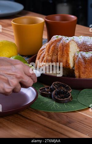 mani femminili con una fetta di torta. Foto Stock