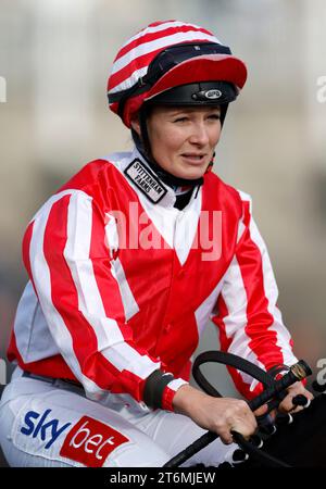 Jockey Joanna Mason cavalcando Bulmer Bank prima della Virgin Bet Daily Price aumenta il vivaio durante la Virgin Bet handicap di novembre all'ippodromo di Newcastle. Data immagine: Sabato 11 novembre 2023. Foto Stock