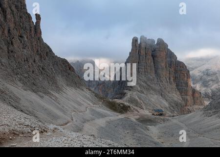Vista delle torri del vajolet (torri del Vajolet) e del rifugio Re Alberto i dal passo di Santner, Dolomiti, Italia Foto Stock