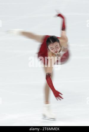 (231111) -- CHONGQING, 11 novembre 2023 (Xinhua) -- Zhu Yi della Cina si esibisce durante il pattinaggio libero femminile al Cup of China ISU Grand Prix of Figure Skating 2023 nel comune di Chongqing della Cina sud-occidentale, 11 novembre 2023. (Xinhua/Xu Yanan) Foto Stock