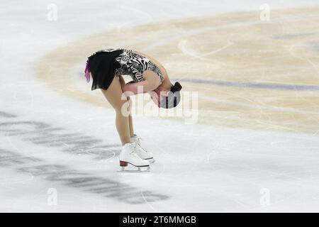 (231111) -- CHONGQING, 11 novembre 2023 (Xinhua) -- Watanabe Rinka del Giappone reagisce dopo il pattinaggio libero femminile al Cup of China ISU Grand Prix of Figure Skating 2023 nel comune di Chongqing della Cina sud-occidentale, 11 novembre 2023. (Xinhua/Xu Yanan) Foto Stock