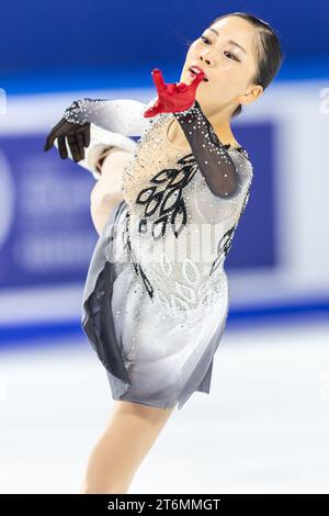 (231111) -- CHONGQING, 11 novembre 2023 (Xinhua) -- Yoshida Hana del Giappone si esibisce durante il pattinaggio libero femminile al Cup of China ISU Grand Prix of Figure Skating 2023 nel comune di Chongqing della Cina sud-occidentale, 11 novembre 2023. (Xinhua/Chu Jiayin) Foto Stock