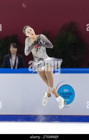 (231111) -- CHONGQING, 11 novembre 2023 (Xinhua) -- Yoshida Hana del Giappone si esibisce durante il pattinaggio libero femminile al Cup of China ISU Grand Prix of Figure Skating 2023 nel comune di Chongqing della Cina sud-occidentale, 11 novembre 2023. (Xinhua/Huang Wei) Foto Stock