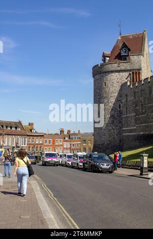 15 giugno 2023 la Torre del coprifuoco situata all'angolo nord-ovest dell'antica residenza reale del Castello di Windsor nella città di Windsor nel Berkshire Engla Foto Stock