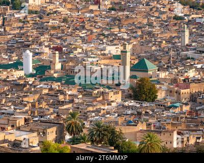 FES al-Bali, Marocco, visto dalle rovine delle Tombe marinide durante il tramonto Foto Stock