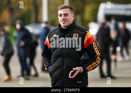 Liam Delap #20 di Hull City arriva davanti alla partita del campionato Sky Bet Hull City vs Huddersfield Town al MKM Stadium di Hull, Regno Unito, 11 novembre 2023 (foto di Craig Thomas/News Images) in , il 11/11/2023. (Foto di Craig Thomas/News Images/Sipa USA) Foto Stock