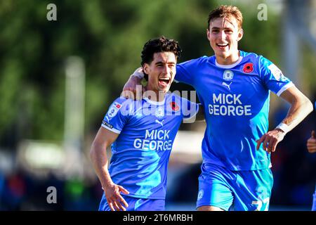 Peterborough, Regno Unito. 11 novembre 2023. Joel Randall (14 Peterborough United) Hector Kyprianou (22 Peterborough United) festeggia il 5° anniversario durante la partita della Sky Bet League 1 tra Peterborough e Cambridge United a London Road, Peterborough sabato 11 novembre 2023. (Foto: Kevin Hodgson | mi News) crediti: MI News & Sport /Alamy Live News Foto Stock