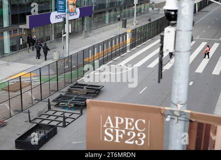 (231111) -- SAN FRANCISCO, 11 novembre 2023 (Xinhua) -- le recinzioni metalliche sono ambientate al di fuori della sede del 30° incontro dei leader economici APEC a San Francisco, California, Stati Uniti, 10 novembre 2023. L'incontro si terrà a San Francisco. (Foto di li Jianguo/Xinhua) Foto Stock