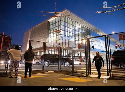 (231111) -- SAN FRANCISCO, 11 novembre 2023 (Xinhua) -- le recinzioni metalliche sono ambientate al di fuori della sede del 30° incontro dei leader economici APEC a San Francisco, California, Stati Uniti, 10 novembre 2023. L'incontro si terrà a San Francisco. (Foto di li Jianguo/Xinhua) Foto Stock