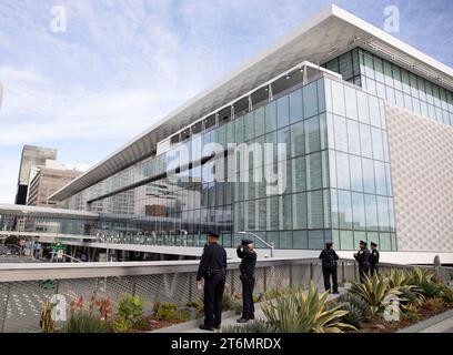 (231111) -- SAN FRANCISCO, 11 novembre 2023 (Xinhua) -- la polizia è in servizio al di fuori della sede della 30a riunione dei leader economici APEC a San Francisco, California, Stati Uniti, 10 novembre 2023. L'incontro si terrà a San Francisco. (Foto di li Jianguo/Xinhua) Foto Stock