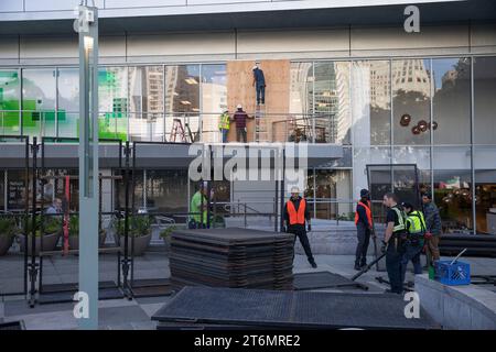 (231111) -- SAN FRANCISCO, 11 novembre 2023 (Xinhua) -- i lavoratori hanno fissato recinzioni metalliche fuori dalla sede della 30a riunione dei leader economici APEC a San Francisco, California, Stati Uniti, 10 novembre 2023. L'incontro si terrà a San Francisco. (Foto di li Jianguo/Xinhua) Foto Stock