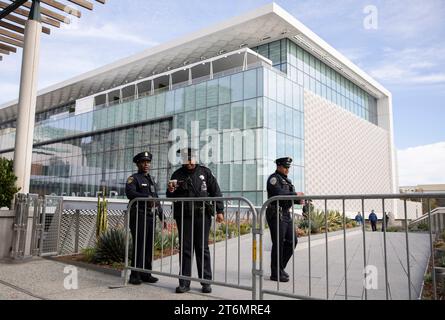(231111) -- SAN FRANCISCO, 11 novembre 2023 (Xinhua) -- polizia guardia il luogo del 30 ° incontro dei leader economici APEC a San Francisco, California, Stati Uniti, 10 novembre 2023. L'incontro si terrà a San Francisco. (Foto di li Jianguo/Xinhua) Foto Stock
