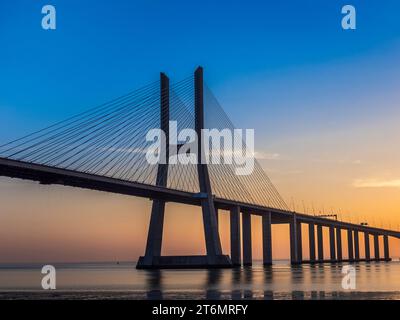 Il ponte Vasco da Gama in portoghese Ponte Vasco da Gama un ponte strallato sul fiume Tago nel Parque das Nações a Lisbona Poirtugal Foto Stock