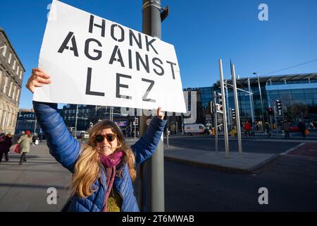 Edimburgo, Scozia, Regno Unito. 11 novembre 2023. I manifestanti anti anti della zona a basse emissioni (LEZ) tengono segnali che chiedono agli automobilisti di "battere contro LEZ" nel centro di Edimburgo oggi. Le regole LEZ sono già state adottate in modo controverso a Glasgow e Edimburgo dovrebbe introdurre uno schema simile nel centro della città. Iain Masterton/Alamy Live News Foto Stock