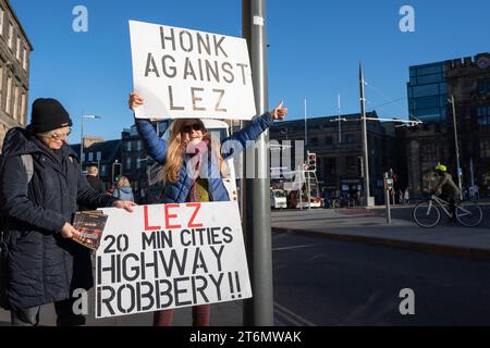 Edimburgo, Scozia, Regno Unito. 11 novembre 2023. I manifestanti anti anti della zona a basse emissioni (LEZ) tengono segnali che chiedono agli automobilisti di "battere contro LEZ" nel centro di Edimburgo oggi. Le regole LEZ sono già state adottate in modo controverso a Glasgow e Edimburgo dovrebbe introdurre uno schema simile nel centro della città. Iain Masterton/Alamy Live News Foto Stock