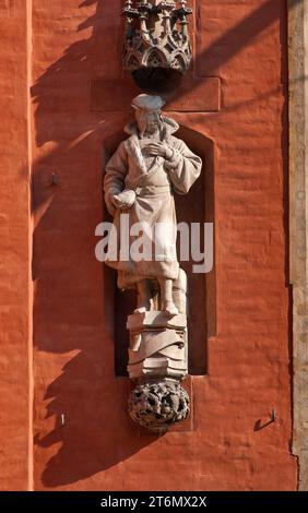 Statue neogotiche a Ratusz (Municipio) a Rynek (Piazza del mercato) a Wrocław, bassa Slesia, Polonia Foto Stock