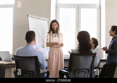 Gruppo eterogeneo che applaude felice orgoglioso presentatore, applaude le mani Foto Stock