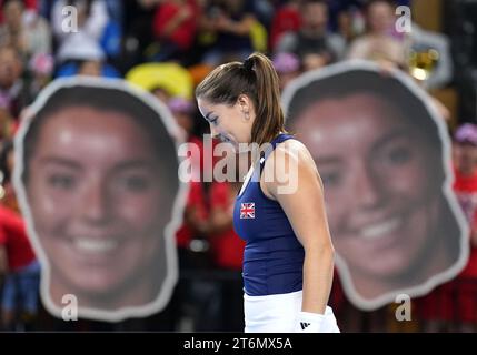 Jodie Burrage, in Gran Bretagna, si trova di fronte a ritagli della sua faccia durante il primo giorno dei play-off della Billie Jean King Cup 2023 tra Gran Bretagna e Svezia alla Copper Box Arena di Londra. Data immagine: Sabato 11 novembre 2023. Foto Stock