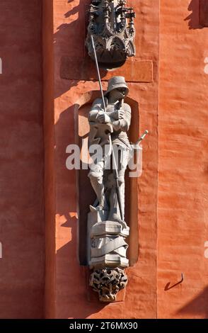 Statue neogotiche a Ratusz (Municipio) a Rynek (Piazza del mercato) a Wrocław, bassa Slesia, Polonia Foto Stock