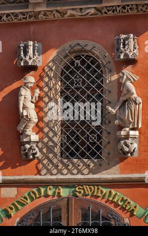 Statue neogotiche sull'ingresso della birreria Piwnica Swidnicka a Ratusz (Municipio) a Rynek (Piazza del mercato) a Wrocław, bassa Slesia, Polonia Foto Stock