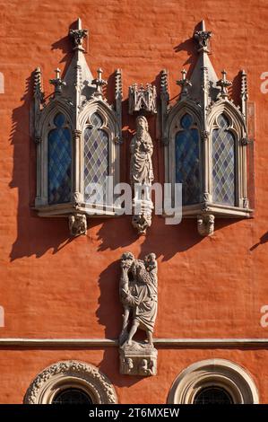 Statue neogotiche a Ratusz (Municipio) a Rynek (Piazza del mercato) a Wrocław, bassa Slesia, Polonia Foto Stock