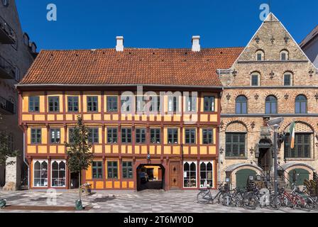 Splendide case antiche colorate ad Aalborg, Danimarca Foto Stock