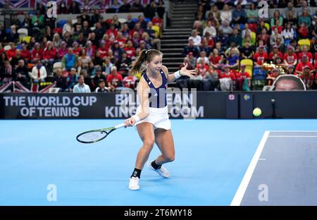 Il britannico Jodie Burrage in azione contro la svedese Kajsa Rinaldo Persson (non nella foto) durante il primo giorno dei play-off della Billie Jean King Cup 2023 tra Gran Bretagna e Svezia alla Copper Box Arena di Londra. Data immagine: Sabato 11 novembre 2023. Foto Stock