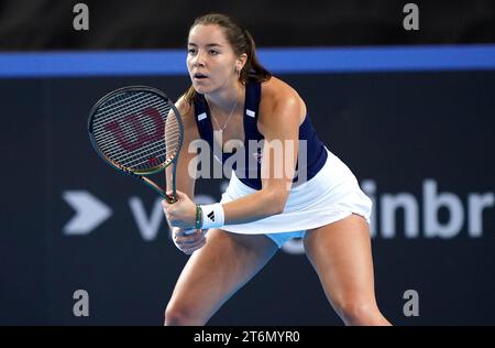 Il britannico Jodie Burrage in azione contro la svedese Kajsa Rinaldo Persson (non nella foto) durante il primo giorno dei play-off della Billie Jean King Cup 2023 tra Gran Bretagna e Svezia alla Copper Box Arena di Londra. Data immagine: Sabato 11 novembre 2023. Foto Stock