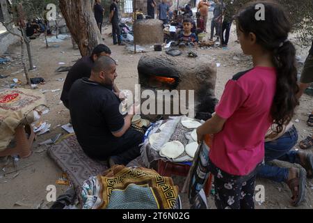 Gaza. 11 novembre 2023. I volontari preparano il pane per i palestinesi sfollati nella città meridionale di Khan Younis, nella Striscia di Gaza, 11 novembre 2023. Il bilancio delle vittime palestinesi a Gaza ha superato i 11.000 anni dallo scoppio del conflitto israelo-Hamas il 7 ottobre, il ministero della salute di Gaza ha annunciato venerdì. Crediti: Rizek Abdeljawad/Xinhua/Alamy Live News Foto Stock