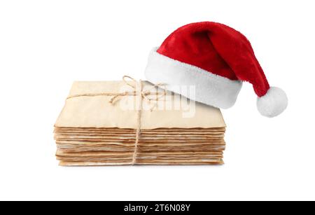 Cappello di Babbo Natale e pila di vecchie lettere su sfondo bianco Foto Stock