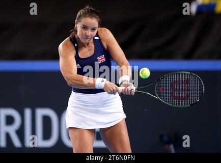 Il britannico Jodie Burrage in azione contro la svedese Kajsa Rinaldo Persson (non nella foto) durante il primo giorno dei play-off della Billie Jean King Cup 2023 tra Gran Bretagna e Svezia alla Copper Box Arena di Londra. Data immagine: Sabato 11 novembre 2023. Foto Stock