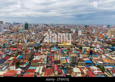 La città di Phnom Penh, capitale nazionale della Cambogia, si trova all'incrocio tra i fiumi Mekong e Tonlé SAP. Foto Stock