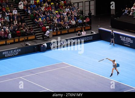 La svedese Kajsa Rinaldo Persson in azione contro il britannico Jodie Burrage (non nella foto) durante il primo giorno dei play-off della Billie Jean King Cup 2023 tra Gran Bretagna e Svezia alla Copper Box Arena di Londra. Data immagine: Sabato 11 novembre 2023. Foto Stock