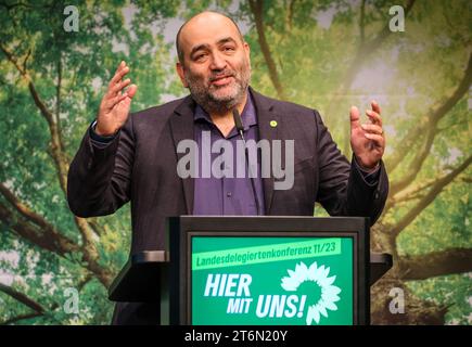 11 novembre 2023, bassa Sassonia, Osnabrück: Omid Nouripour, presidente federale dei Verdi, parla alla conferenza dei delegati di stato di Bündnis 90/die Grünen Niedersachsen nel municipio di Osnabrück. Il punto centrale della conferenza dei partiti, che si svolge con il motto "qui con noi”, è una mozione chiave dell'esecutivo statale sulla politica energetica. Foto: Focke Strangmann/dpa Foto Stock