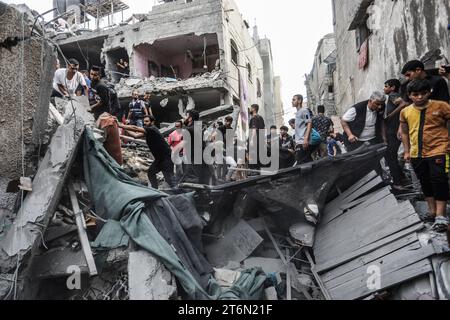 Rafah, Gaza. 11 novembre 2023. 11 novembre 2023, territori palestinesi, Rafah: Soccorritori di emergenza e volontari perquisiscono la casa distrutta della famiglia al-Ghouti per trovare i feriti e i morti a seguito di un attacco aereo israeliano. Foto: Abed Rahim Khatib/dpa credito: dpa Picture Alliance/Alamy Live News Foto Stock