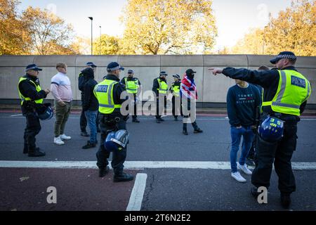 Londra, Regno Unito 11 novembre 2023. Un piccolo gruppo di persone IS viene portato via da una protesta palestinese. Cenotafio. Tommy Robinson ha espresso il motivo per scoraggiare qualsiasi manifestante pro-palestinese che potrebbe voler marciare attraverso Whitehall durante il weekend della memoria. Questo arriva dopo cinque settimane consecutive di proteste per fermare la guerra a Gaza.ÊAndy Barton / Alamy Live News Foto Stock