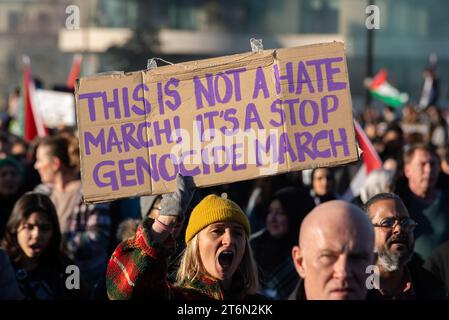 Vauxhall Bridge, Londra, Regno Unito. 11 novembre 2023. Una protesta è in corso contro l'escalation dell'azione militare a Gaza mentre il conflitto tra Israele e Hamas continua. Organizzati da gruppi tra cui Palestine Solidarity Campaign e Stop the War Coalition, dal titolo «marcia nazionale per la Palestina» e con inviti a «liberare la Palestina», «porre fine alla violenza» e «porre fine all’apartheid», i manifestanti si sono riuniti a Park Lane prima di dirigersi a sud e sopra il ponte Vauxhall. Foto Stock